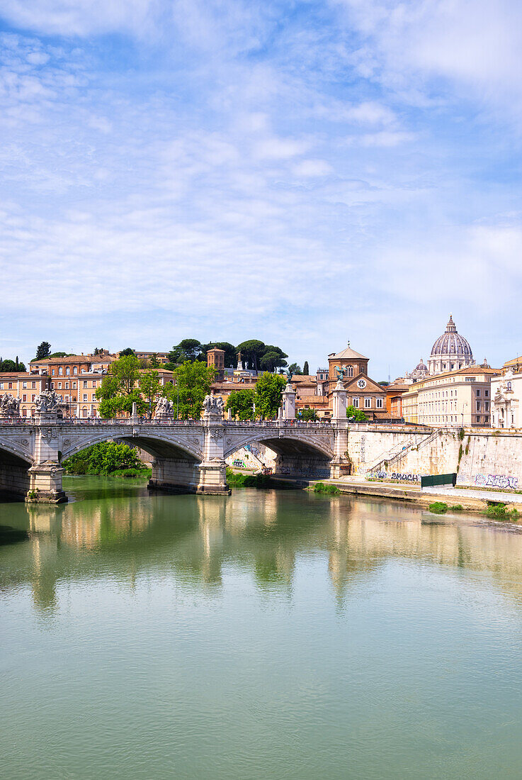 Blick auf die Ponte Vittorio Emanuele II und die Kuppel der Basilika San Pietro, Rom, Latium, Italien