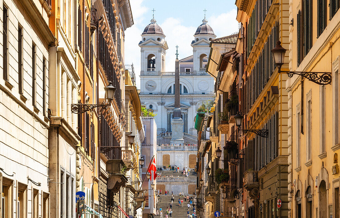 Blick auf die Spanische Treppe, die zur Kirche Trinita dei Monti führt, Rom, Latium, Italien