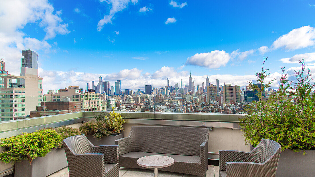 Blick auf Midtown und Empire State Building, Dachterrassenbar in Tribeca, New York City, Vereinigte Staaten von Amerika