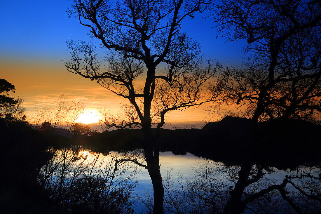 Sonnenuntergang bei Ullapool, Ross and Cromarty, Highland, Schottland, Vereinigtes Königreich