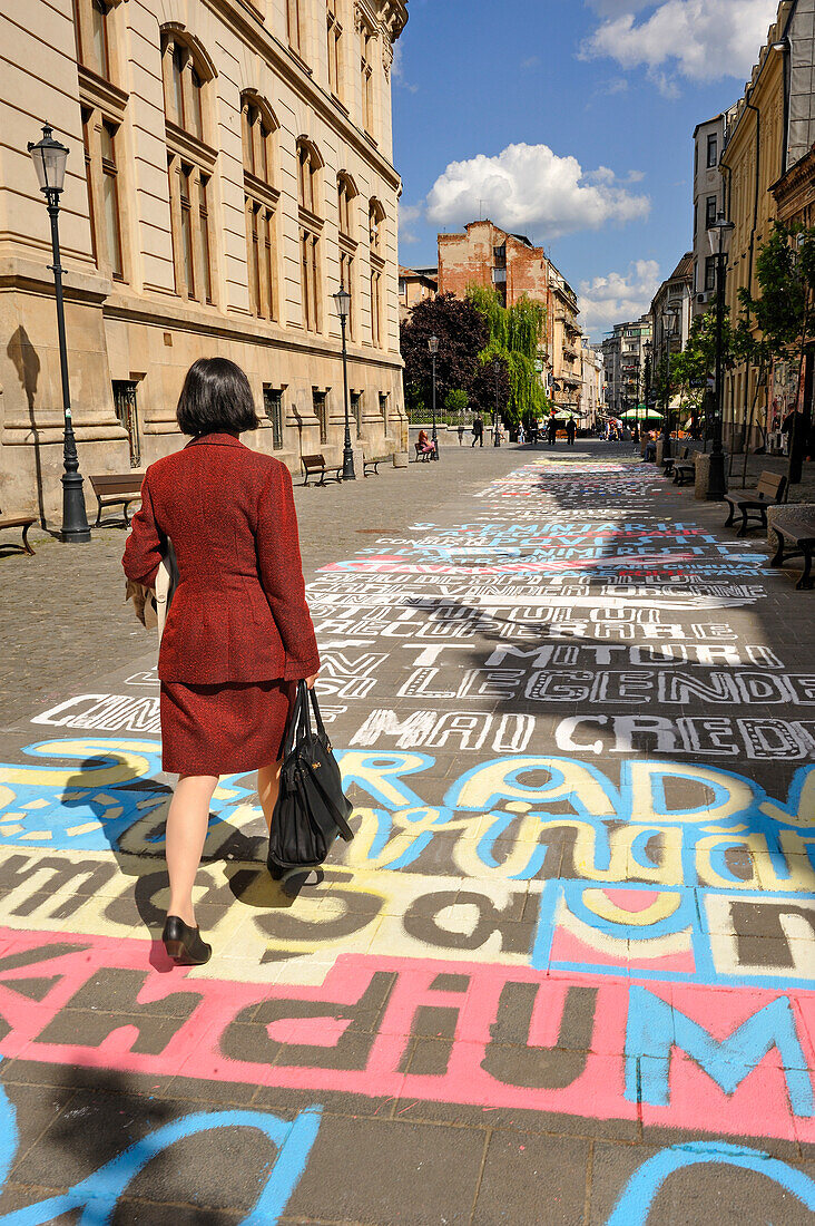 Gemalte Schrift auf dem Boden der Franceza-Straße neben dem Nationalmuseum für rumänische Geschichte, Stadtteil Lipscani, Altstadt, Bukarest, Rumänien