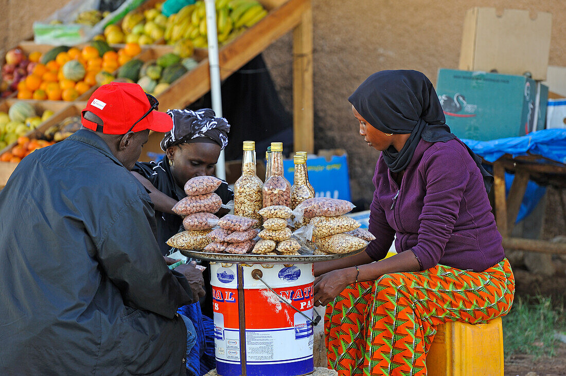 Straßenverkäufer von gegrillten Erdnüssen, Dakar, Senegal, Westafrika