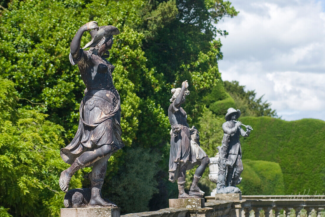 Statue in den Gärten von Powis Castle, Powys, Wales, Vereinigtes Königreich