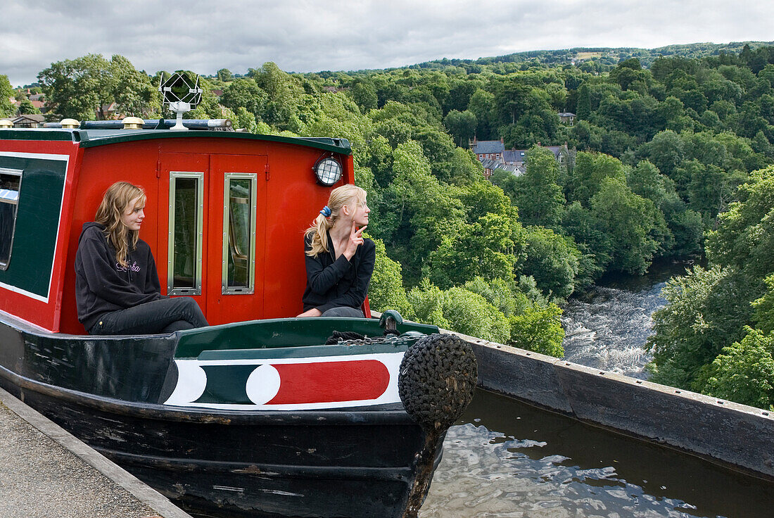 Schmales Boot auf dem Pontcysyllte Aquädukt, UNESCO, Llangollen Canal über das Tal des Flusses Dee, Wales, Vereinigtes Königreich