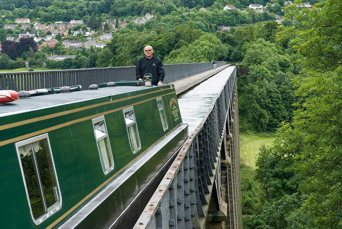 Schmales Boot auf dem Pontcysyllte Aquädukt, UNESCO, Llangollen Canal über das Tal des Flusses Dee, Wales, Vereinigtes Königreich