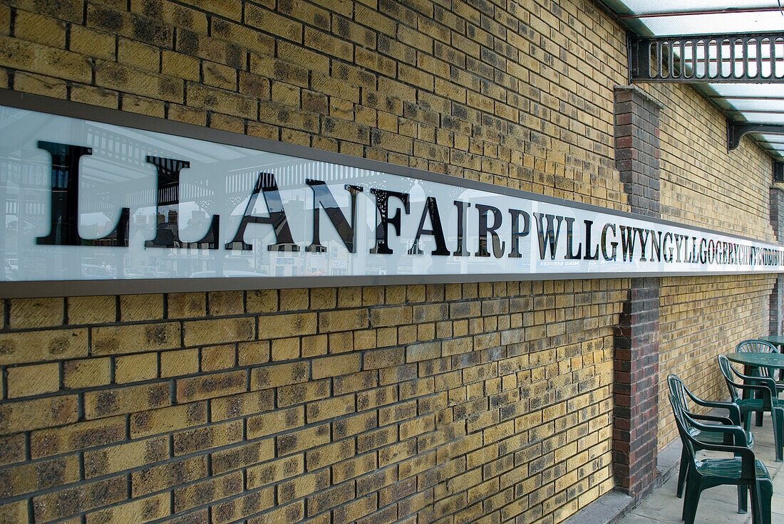 Llanfairpwllgwyngyllgogerychwyrndrobwllllllantysiliogogogoch (Llanfair PG) (Llanfairpwll), einer der längsten Ortsnamen der Welt, Anglesey, Wales, Vereinigtes Königreich