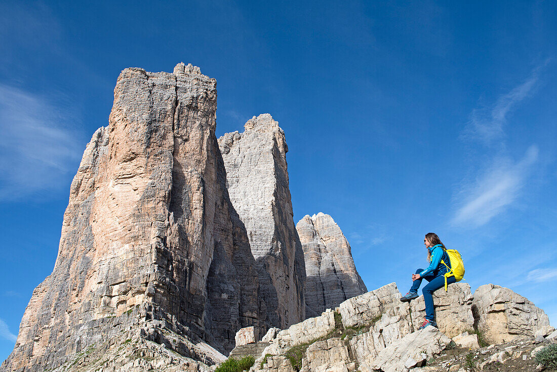 Wanderer am Fuße der Drei Zinnen, Naturpark Drei Zinnen, Dolomiten, UNESCO, Südtirol, Italien