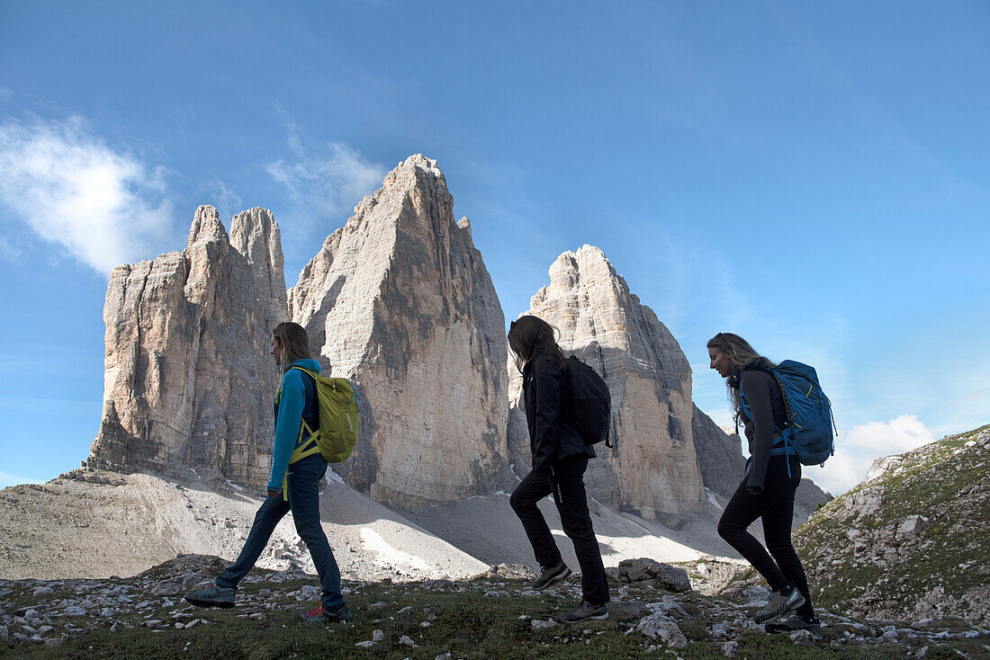 Drei Wanderer am Fuße der Drei Zinnen, Naturpark Drei Zinnen, Dolomiten, UNESCO, Südtirol, Italien