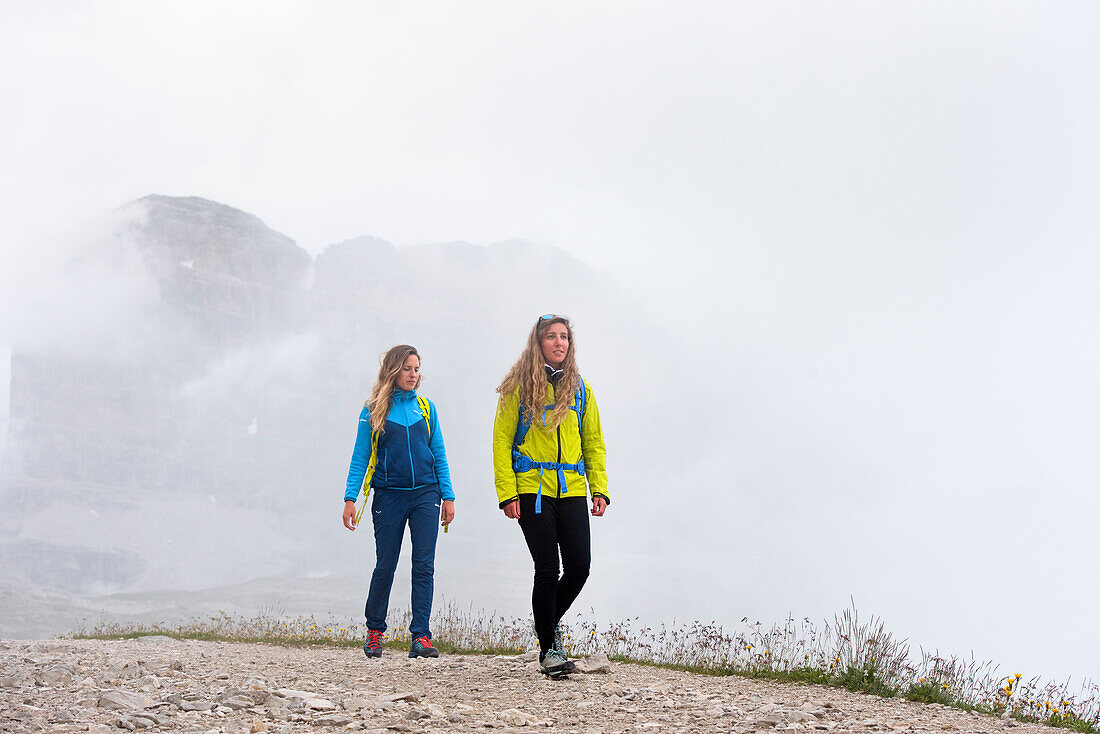 Wanderer im Nebel bei der Lavaredo-Hütte, Naturpark Drei Zinnen, Dolomiten, Südtirol (Alto Adige), Italien