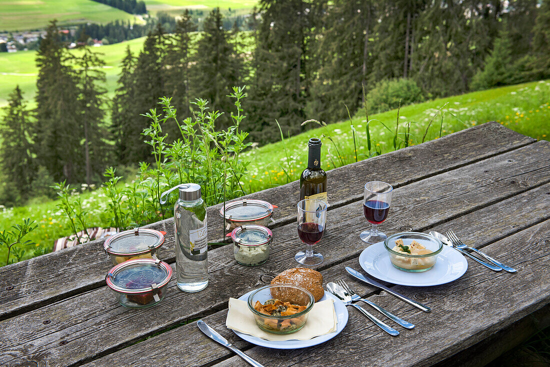 Picknick von Küchenchef Chris Oberhammer vom Restaurant Tilia in Toblach, auf einem Tisch oberhalb von Santa Maria, bei Toblach, Pustertal, Südtirol (Alto Adige), Italien