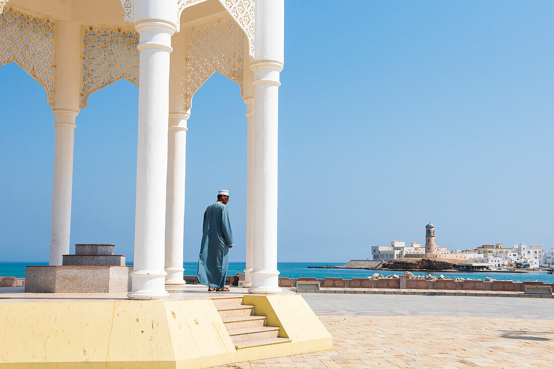 Kiosk on the promenade along the seafront at Sur, port-city, capital of Ash Sharqiyah Region, Sultanate of Oman, Arabian Peninsula