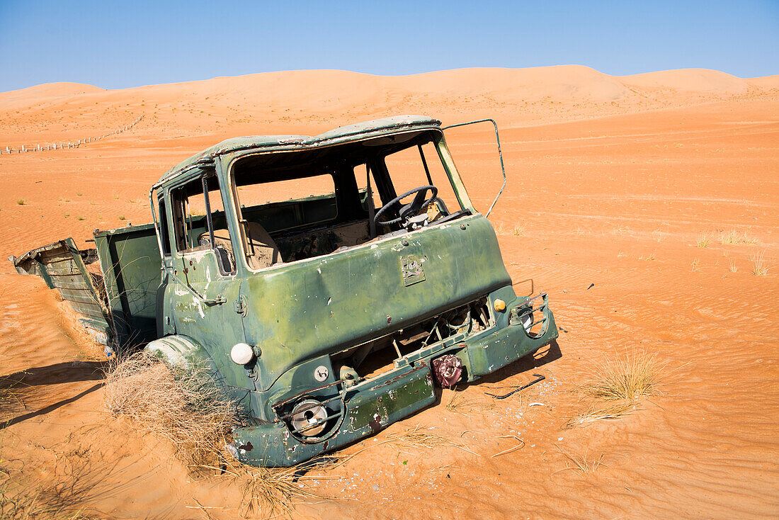 Verlassen und gefangen in den Sharqiya Sands, ehemals Wahiba Sands, Wüstenregion, Sultanat Oman, Arabische Halbinsel