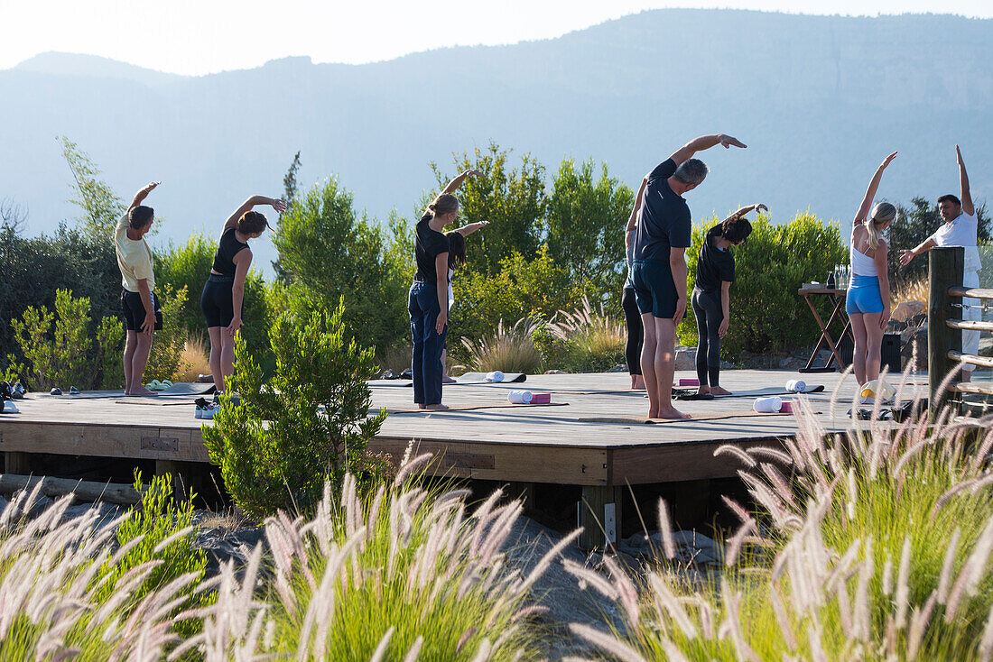 Yoga-Kurs am frühen Morgen, Alila Jabal Akhdar Hotel, 2000 m ü. M., umgeben vom Al Hajar-Gebirge, Sultanat Oman, Arabische Halbinsel