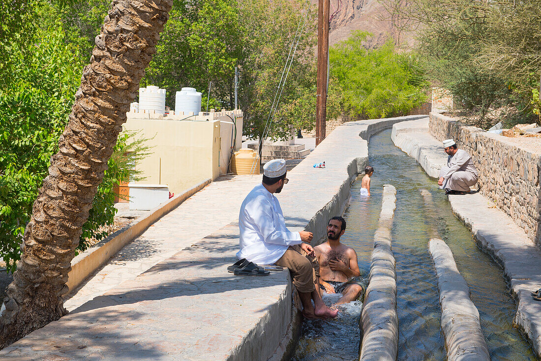 Badende im Bewässerungskanal, Birkat Al Mouz, Region Al Dakhliya, Falaj-Bewässerungssystem (Falaj Al-Khatmeen), UNESCO, Oman, Arabische Halbinsel