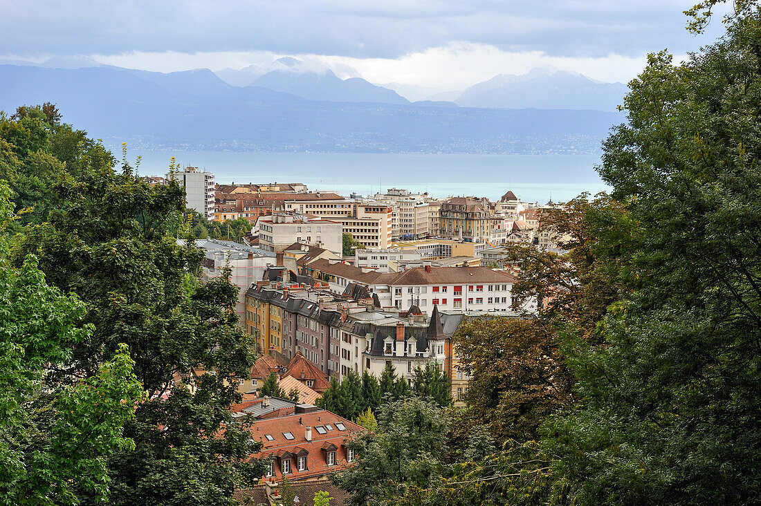 Blick auf die Stadt mit dem Genfer See im Hintergrund von den Gärten der Fondation de l'Hermitage aus gesehen, Lausanne, Kanton Waadt, Schweiz