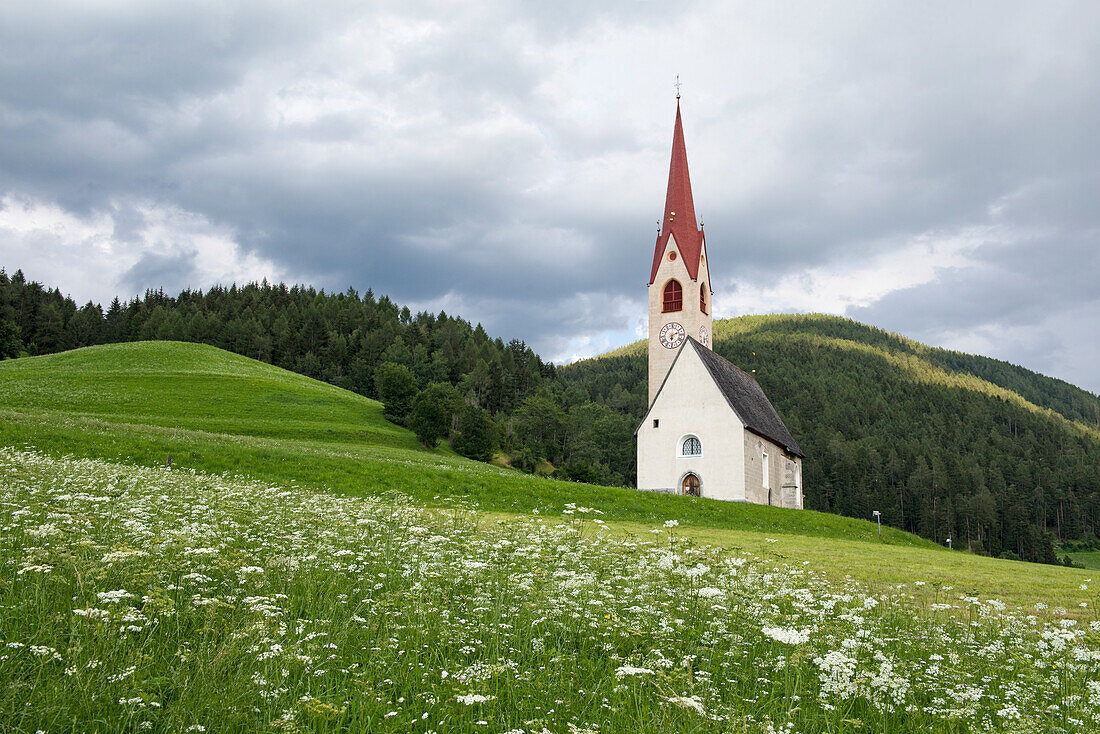 Kirche St. Jakobus in Nessano (Nasen), Südtirol (Alto Adige), Italien.