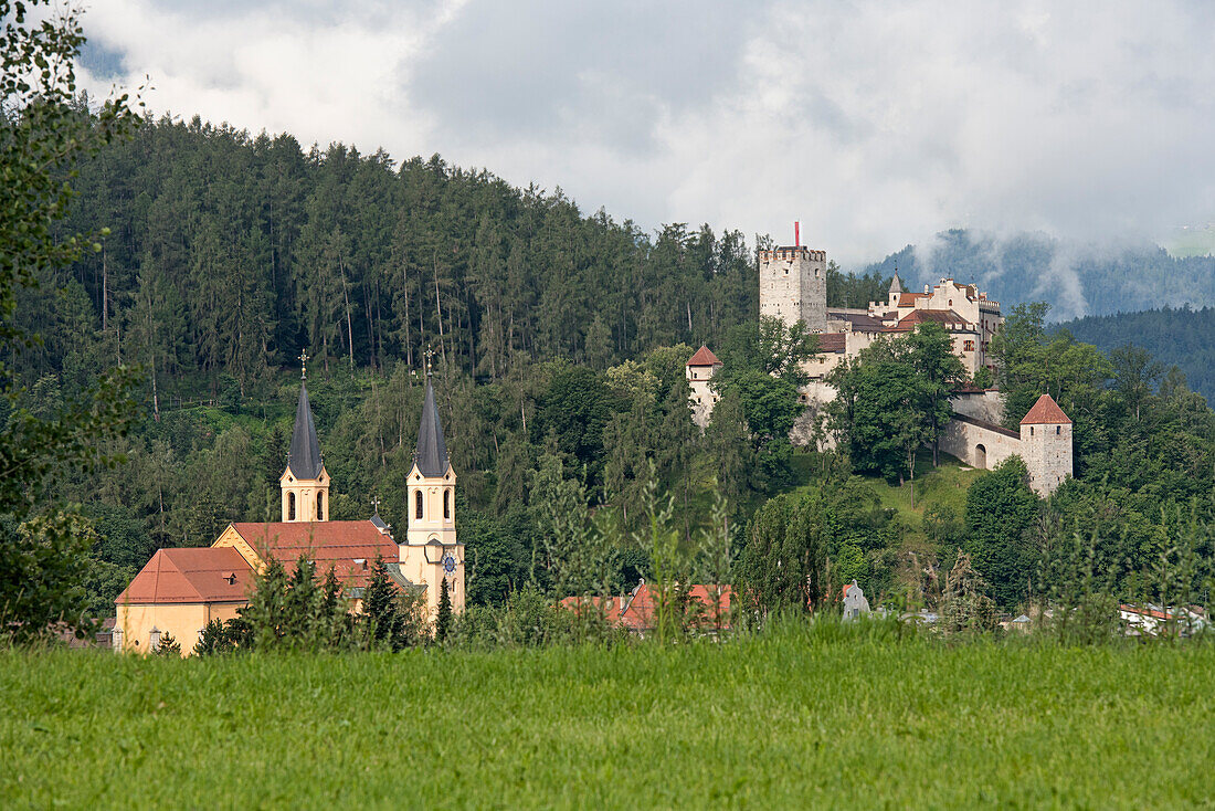 Schloss und Altstadt von Bruneck (Brunico) mit der Kirche Mariä Himmelfahrt im Vordergrund, Südtirol, Südtirol, Italien