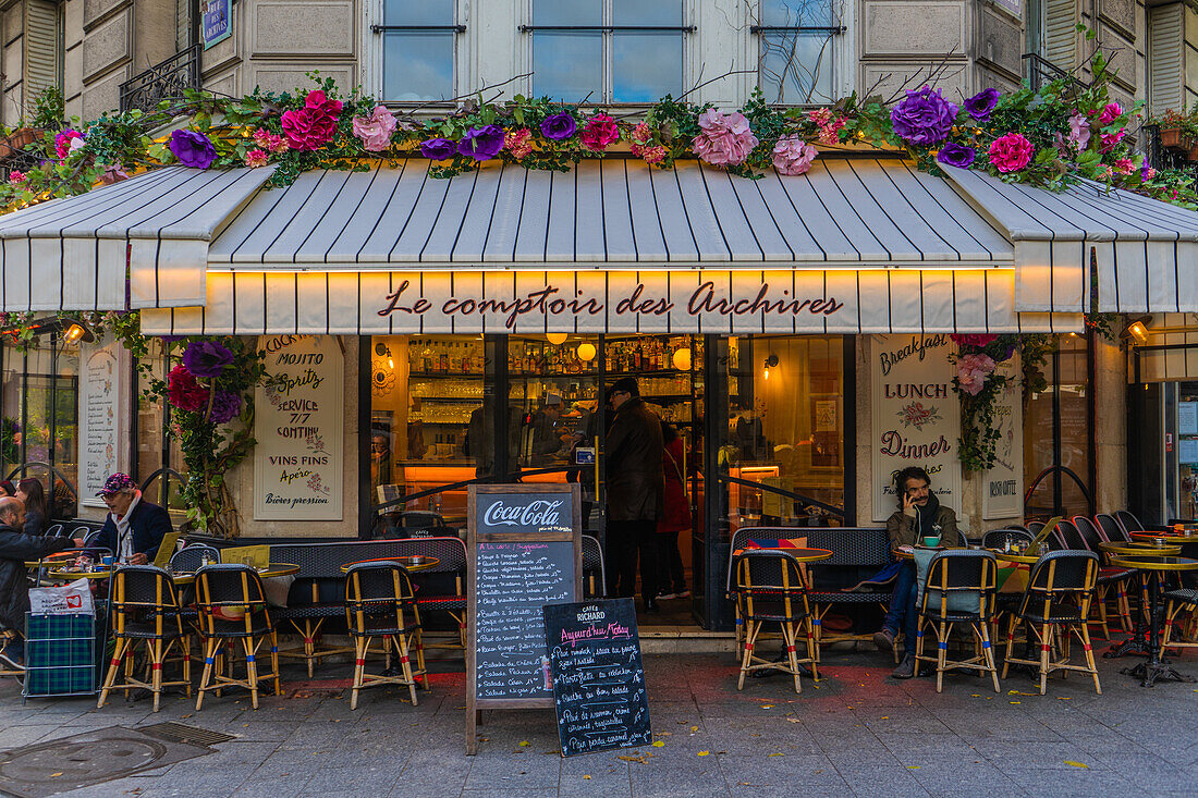 Terrace of restaurant Le Comptoir des Archives on Rue Rambuteau, Paris, France