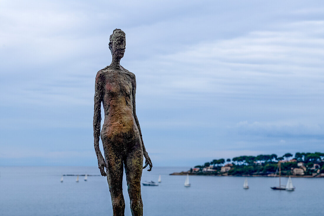 Skulptur La Feuille von Germaine Richier, Musee Picasso, oberhalb der Baie des Anges, Cap d'Antibes, Antibes, Alpes-Maritimes, Côte d'Azur, Frankreich