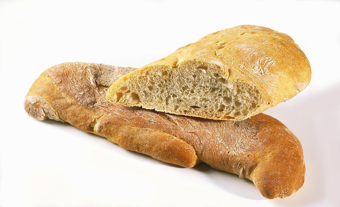 Ganzes und halbes Ciabatta-Brot
