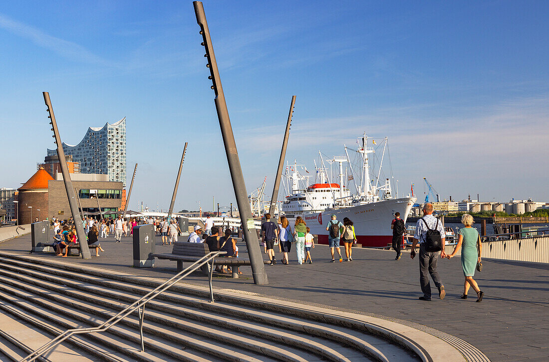 People walking along Jan Fedder promenade, Hamburg, Germany, Europe