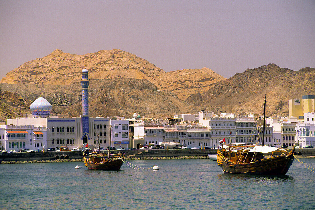 Dhows im Hafen von Muttrah, Maskat, Sultanat Oman, Arabische Halbinsel