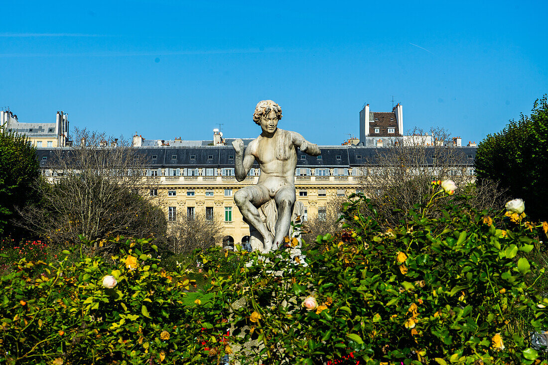 Statue, Jardin du Palais Royal, Paris, France