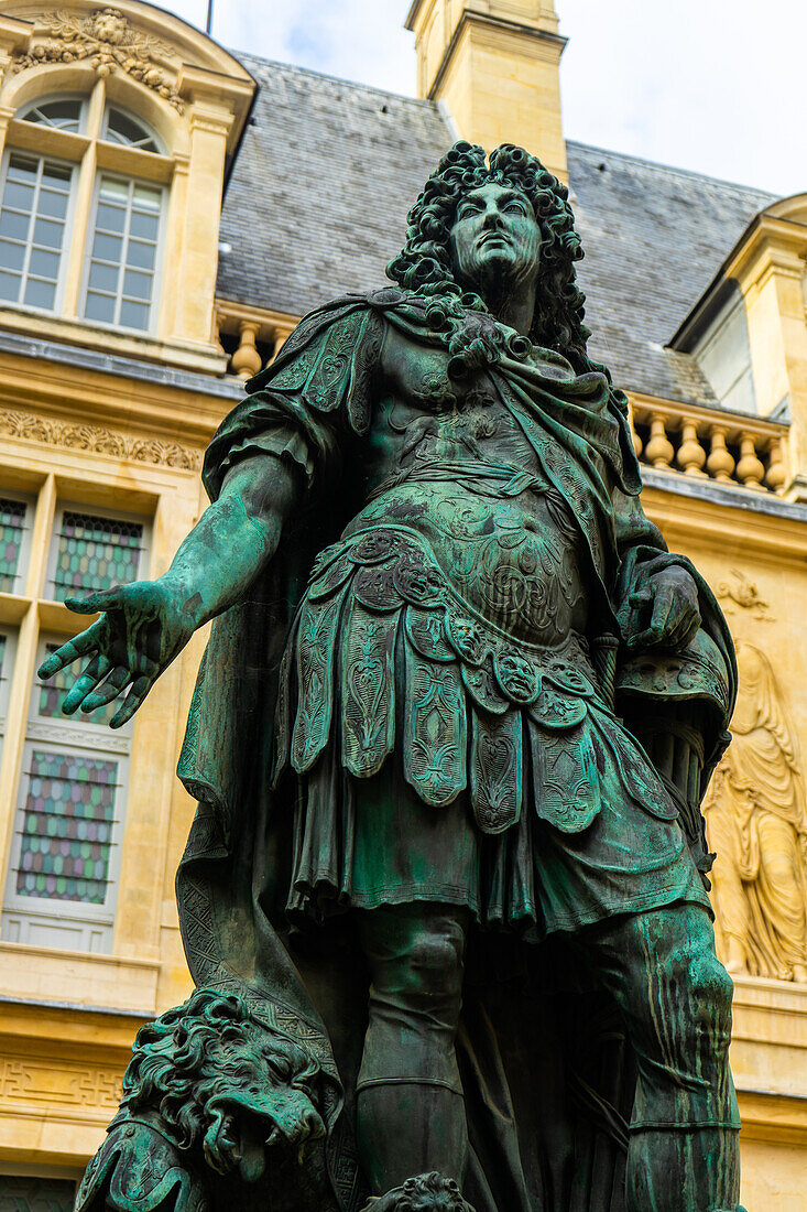 Statue von Ludwig XIV. im Innenhof des Musee Carnavalet, Paris, Frankreich