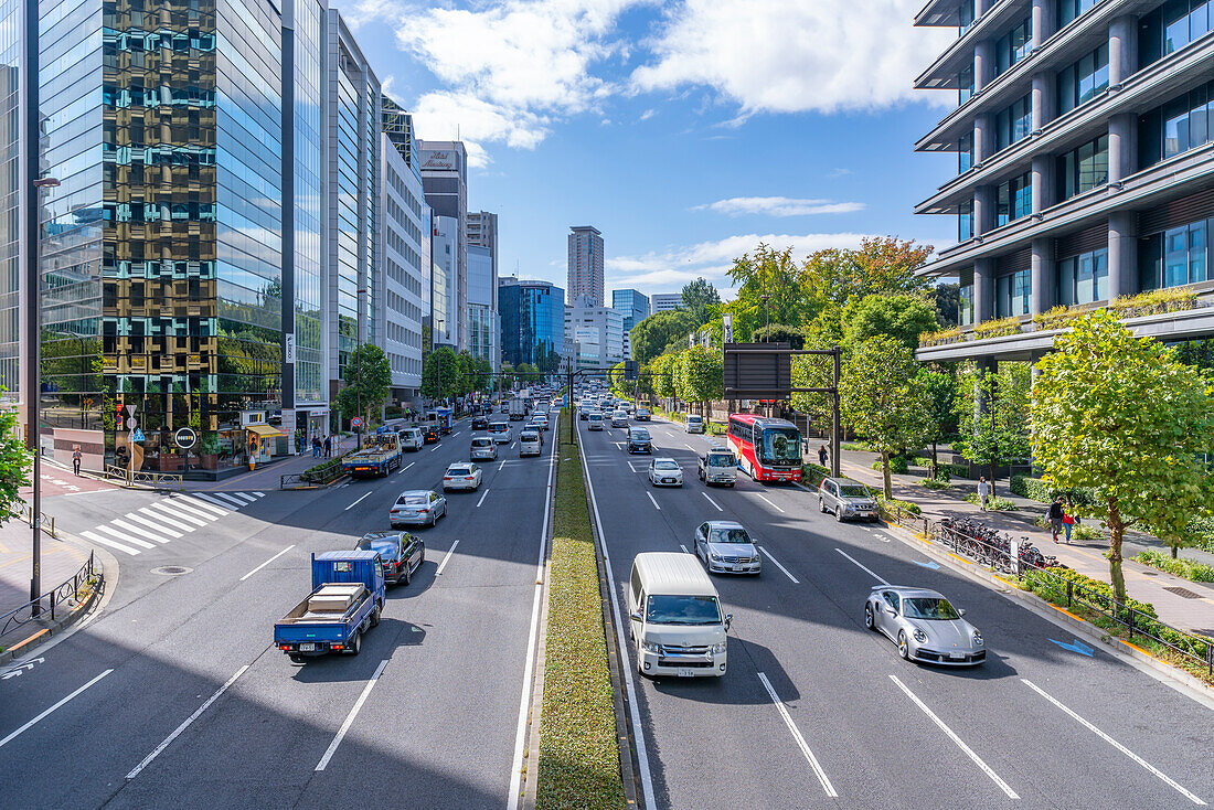 Blick auf den Verkehr und Hochhäuser im Akasaka-Bezirk von Minato, Minato City, Tokio, Honshu, Japan