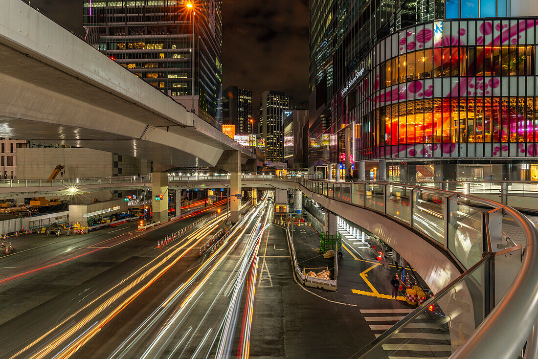 Blick auf Gebäude und Lichterketten rund um die Shibuya Station bei Nacht, Shibuya District, Kamiyamacho, Shibuya City, Tokio, Honshu, Japan