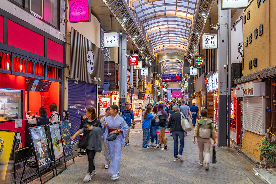 Blick auf eine Einkaufspassage in Asakusa, Asakusa, Taito City, Tokio, Honshu, Japan