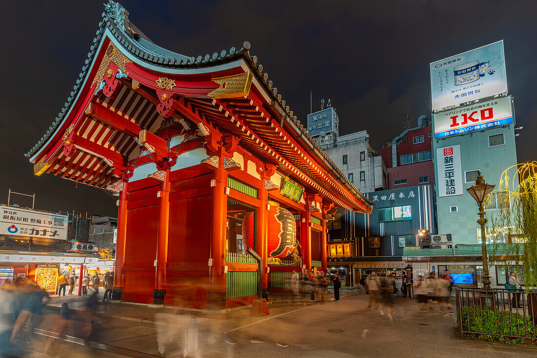 Blick auf das Kaminarimon-Tor, Eingang zum Senso-ji-Tempel bei Nacht, Asakusa, Taito City, Tokio, Honshu, Japan