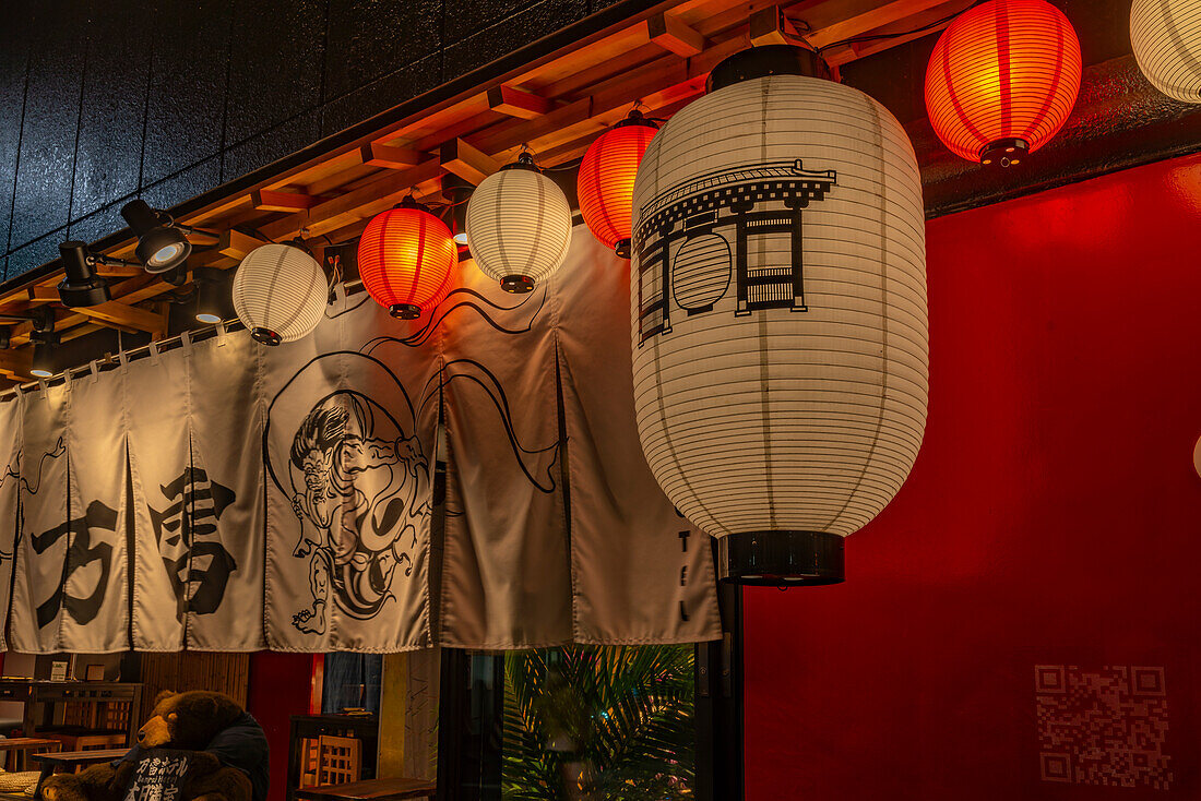 Blick auf bunte Laternen vor Restaurants in Asakusa bei Nacht, Asakusa, Taito City, Tokio, Honshu, Japan