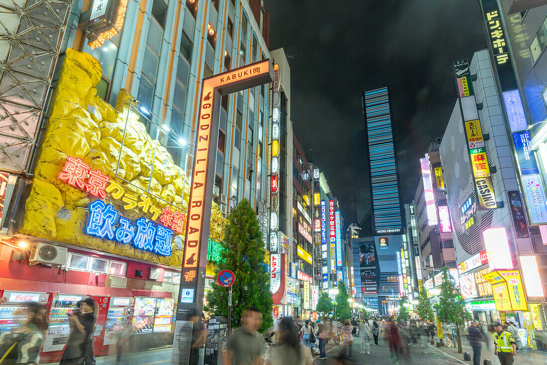 Blick auf die neonbeleuchtete Straße Kabukicho und Kreuzungen bei Nacht, Shinjuku City, Kabukicho, Tokio, Honshu, Japan