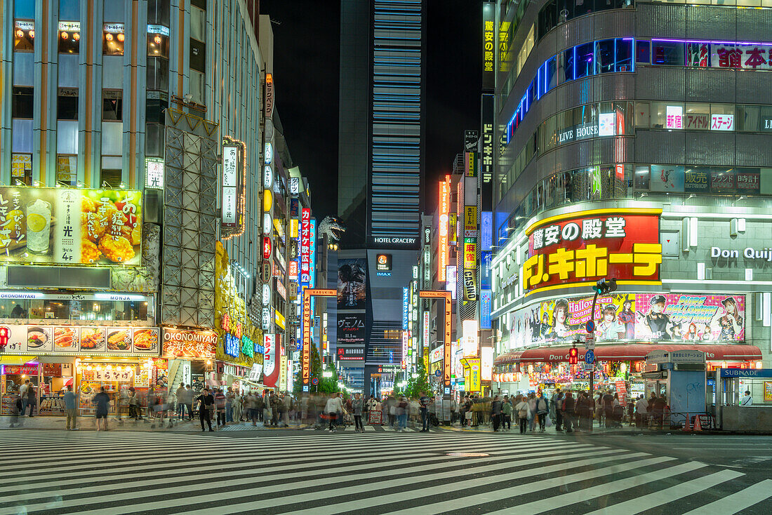 Blick auf Godzillas Kopf und die nachts beleuchtete Straße Kabukicho, Shinjuku City, Kabukicho, Tokio, Honshu, Japan