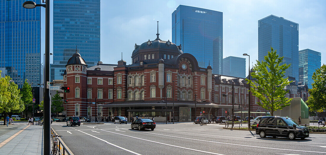 Blick auf den Bahnhof Tokio und das Geschäftsviertel Marunouchi in Chiyoda an einem sonnigen Tag, Chiyoda, Tokio, Honshu, Japan