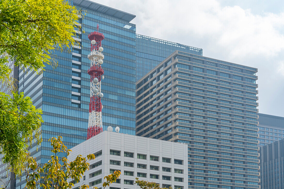 Blick auf Stadtgebäude und Sender an einem sonnigen Tag, Chiyoda, Tokio, Honshu, Japan