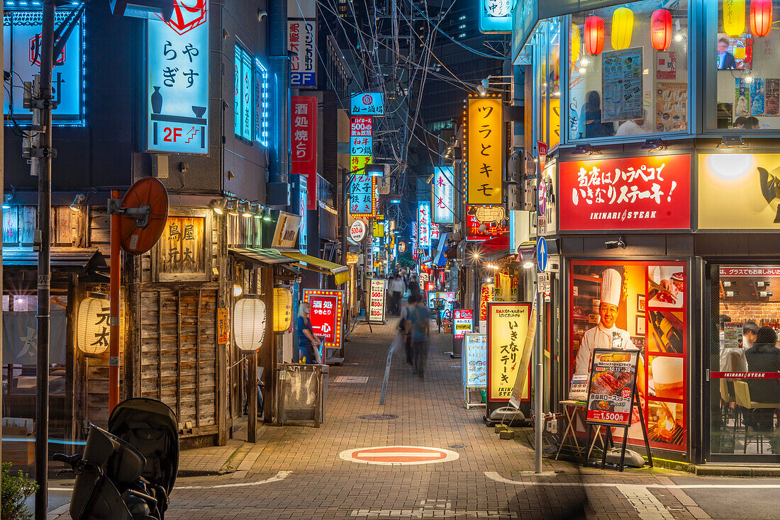 Blick auf Neonlichter in einer engen Straße in der Nähe des Tokio-Turms bei Nacht, Minato City, Tokio, Honshu, Japan