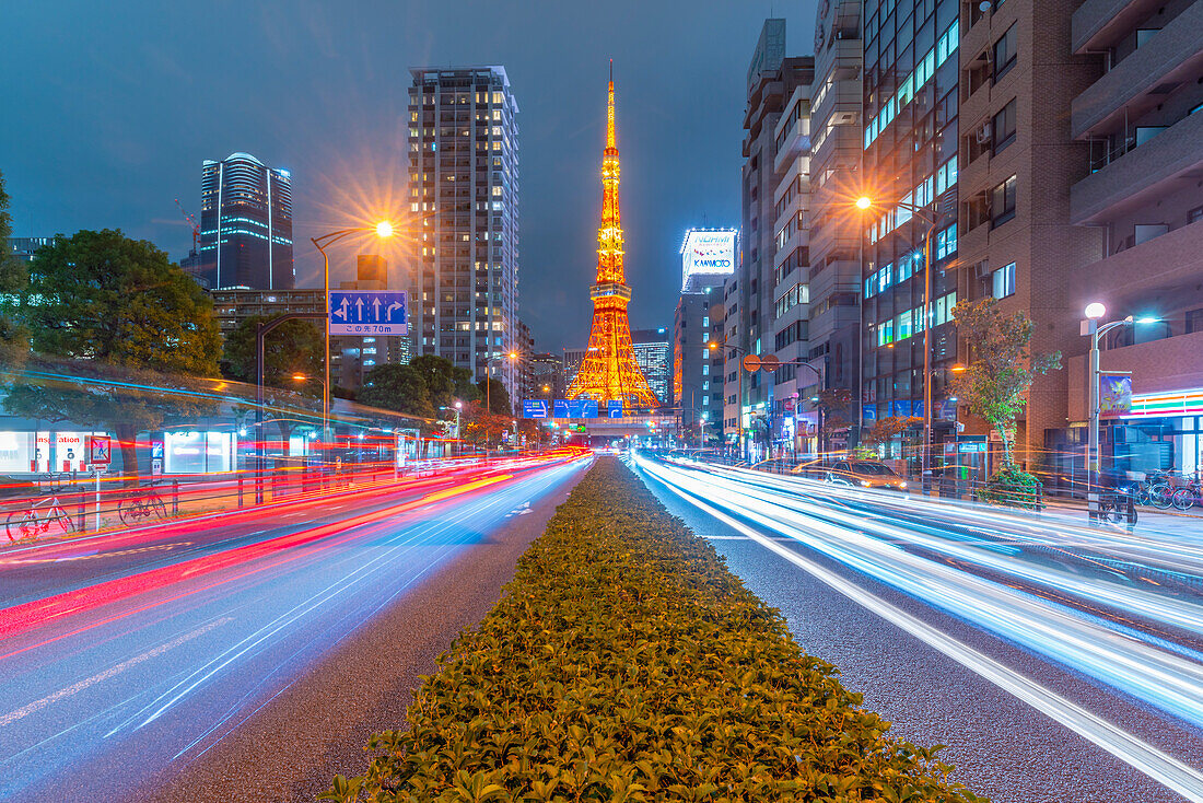 Blick auf den Tokyo Tower, Straßen- und Wegebeleuchtung in der Nacht, Minato City, Tokio, Honshu, Japan