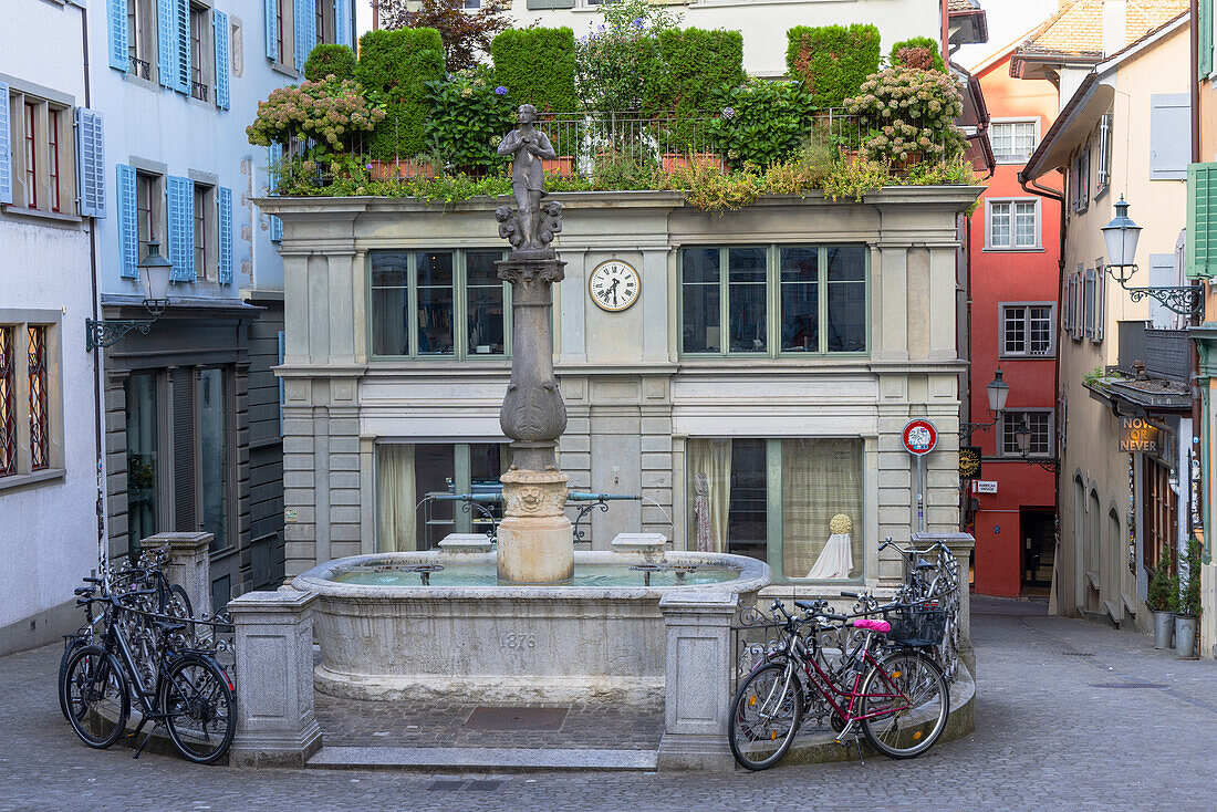 Bowl Fountain (Napfbrunnen) in Mirror Alley Square (Spiegelgasse platz) in Old Town, Zurich, Switzerland