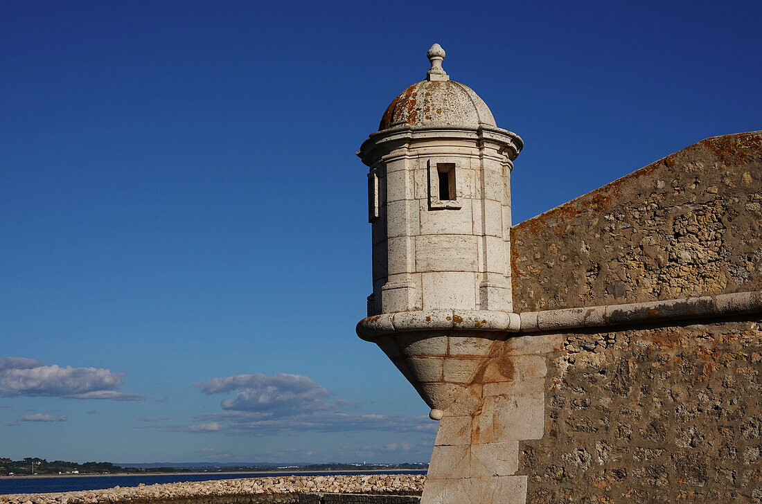 Der Hafen und das Fort da Ponta da Bandeira in der Altstadt von Lagos, Algarve, Portugal