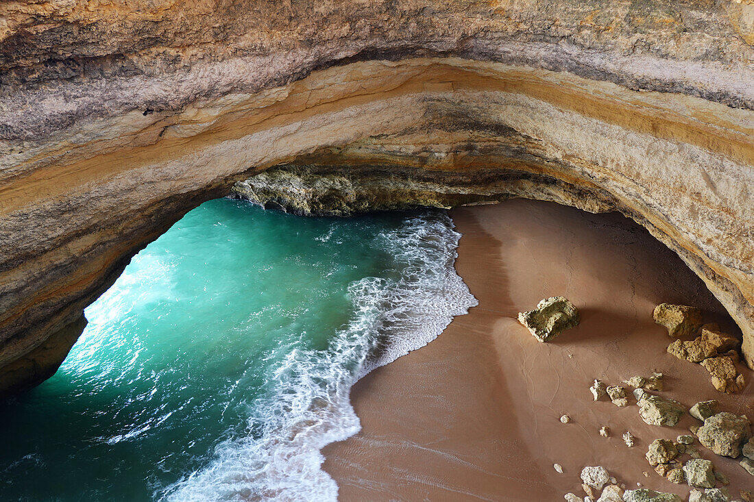 Die gigantische Meereshöhle Gruta de Benagil (Kathedrale von Benagil), Algarve, Portugal