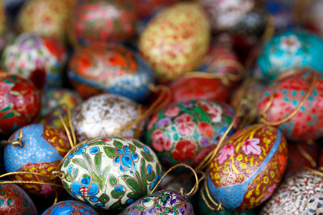 Bunte und bemalte Ostereier auf dem traditionellen Ostermarkt, Wien, Österreich