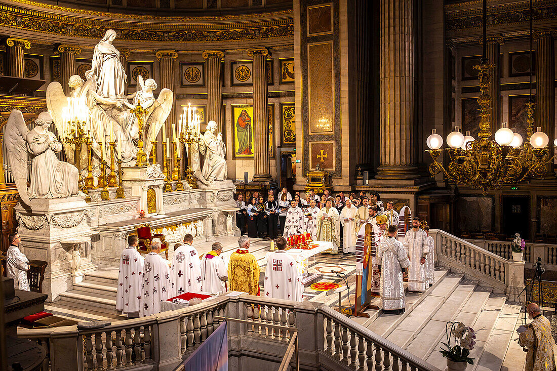 Liturgie zum Gedenken an die Opfer des Holodomor (Hungersnot) 1932-1933 und des russisch-ukrainischen Krieges seit 2014, Madeleine-Basilika, Paris, Frankreich