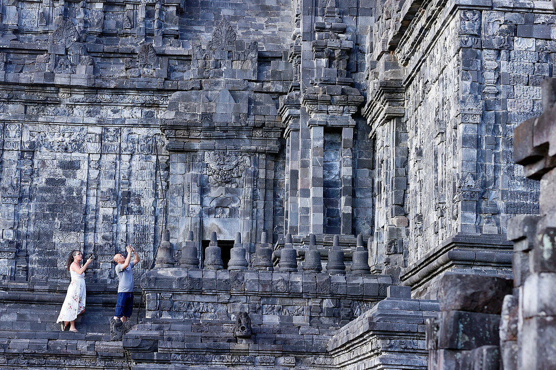 Prambanan, Hindu-Tempel aus dem 9. Jahrhundert, Besucher fotografieren mit Smartphone, UNESCO, Java, Indonesien