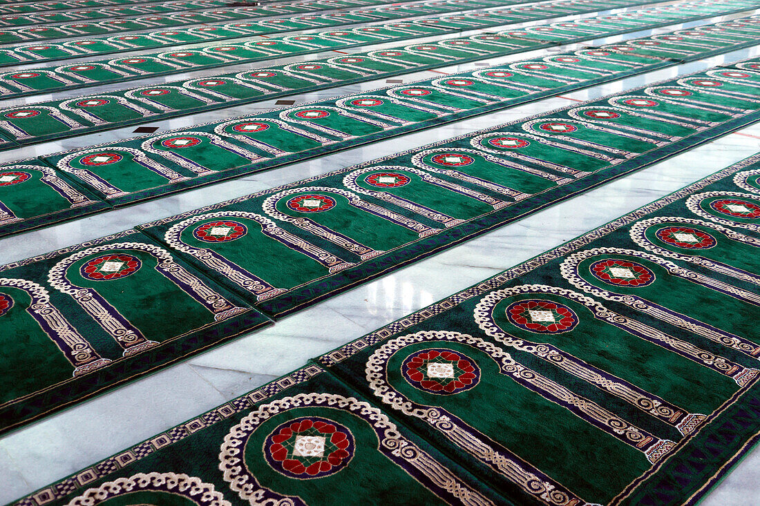 Al Akbar Surabaya National Mosque, carpet with arch design pointing towards Mecca, Surabaya, Java, Indonesia