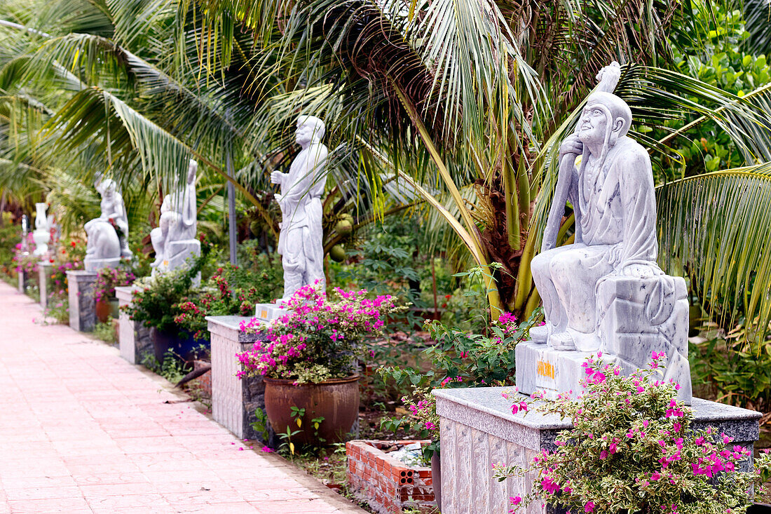 Achtzehn Arhats des Mahayana-Buddhismus erwarten die Rückkehr Buddhas als Maitreya, Long Quang Pagode, An Giang Provinz, Mekong-Delta, Vietnam