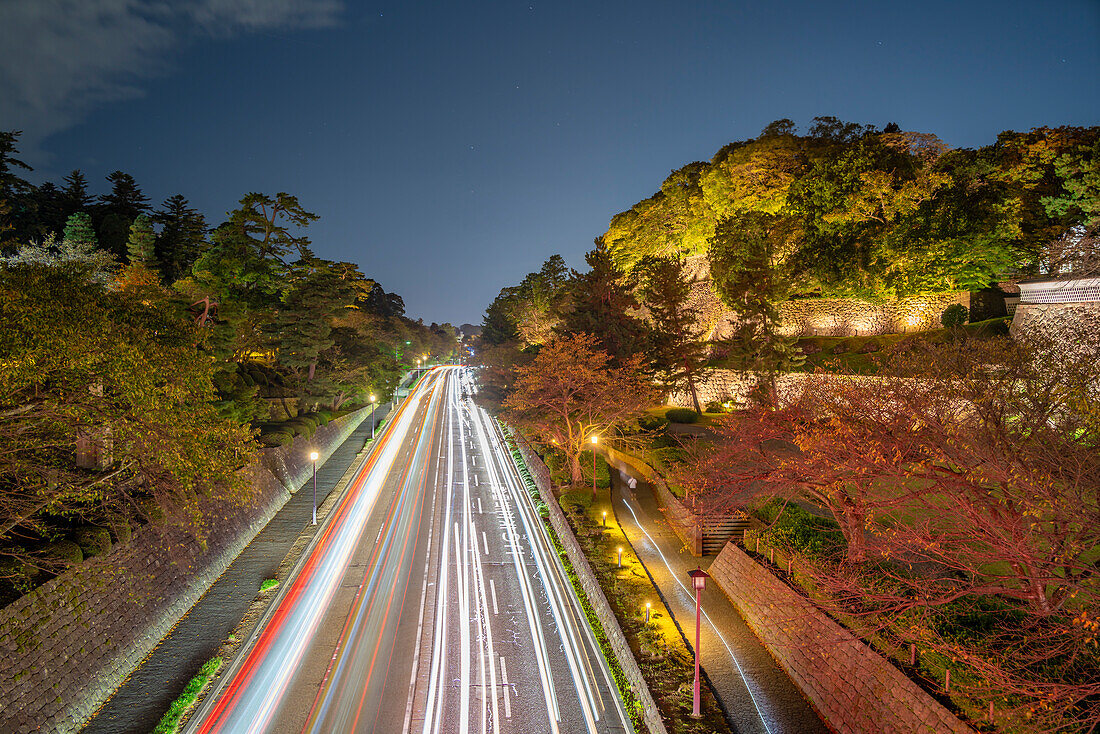 Lichterkette an der Straße beim Nezumita-mon-Tor, Eingang zu Schloss und Park von Kanazawa in der Abenddämmerung, Stadt Kanazawa, Präfektur Ishikawa, Honshu, Japan