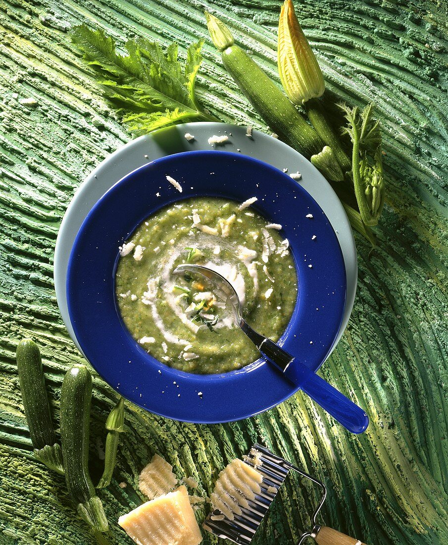 Zucchinisuppe mit Sahne und Parmesan