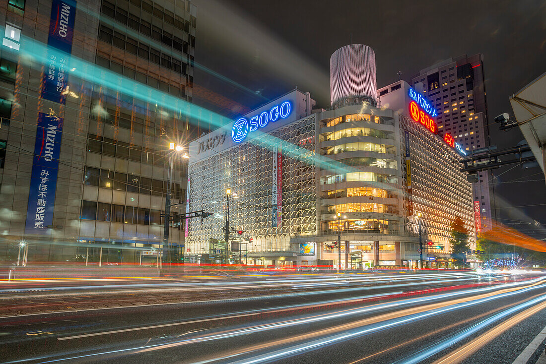 Blick auf eine Straßenszene, Lichterkette und Einkaufszentrum in Hiroshima bei Nacht, Hiroshima, Honshu, Japan